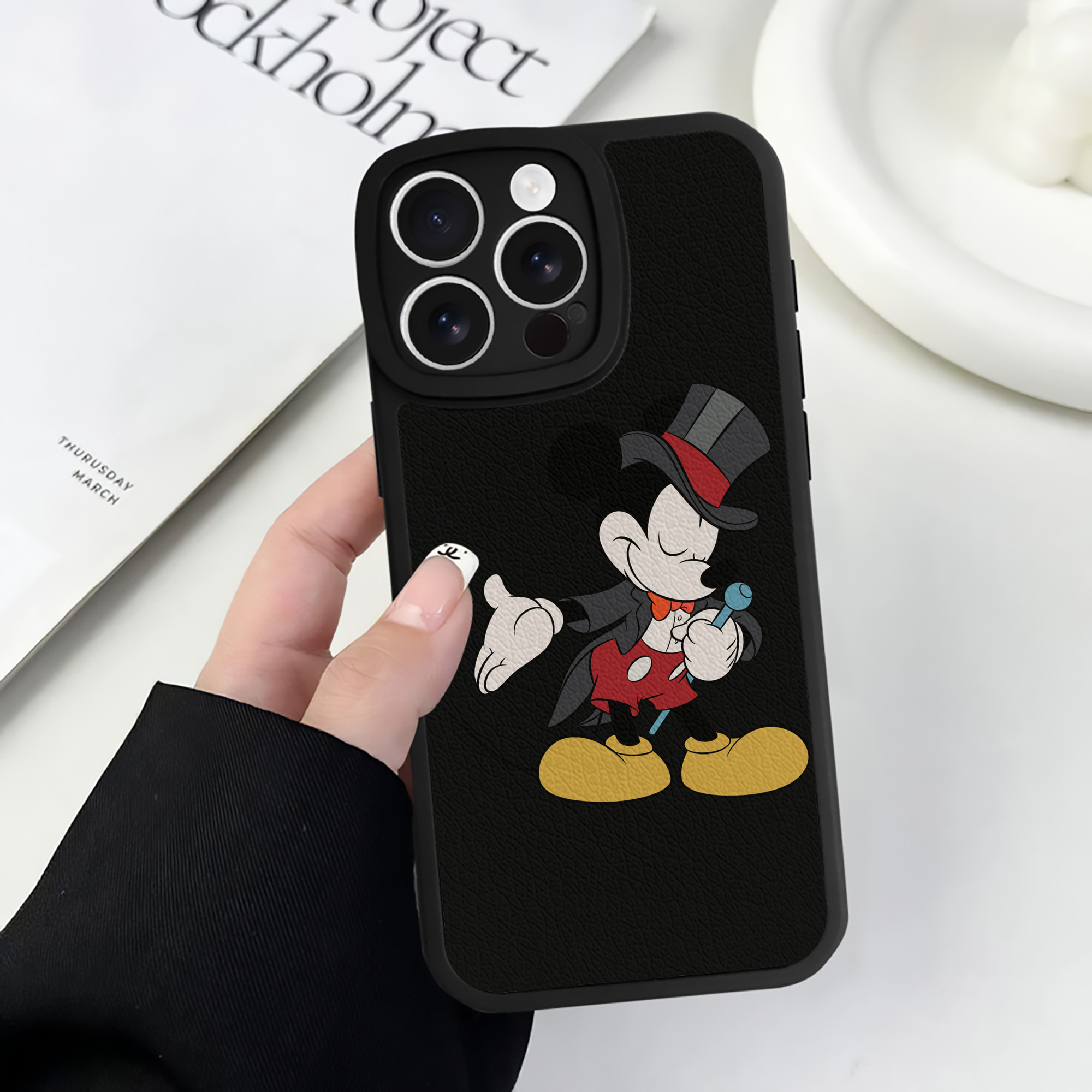 （画像用） ミッキーマウス Mickey Mouse 【iPhone 16シリーズ対応】シリコンスマホケース（レザー調） 材質：シリコン
